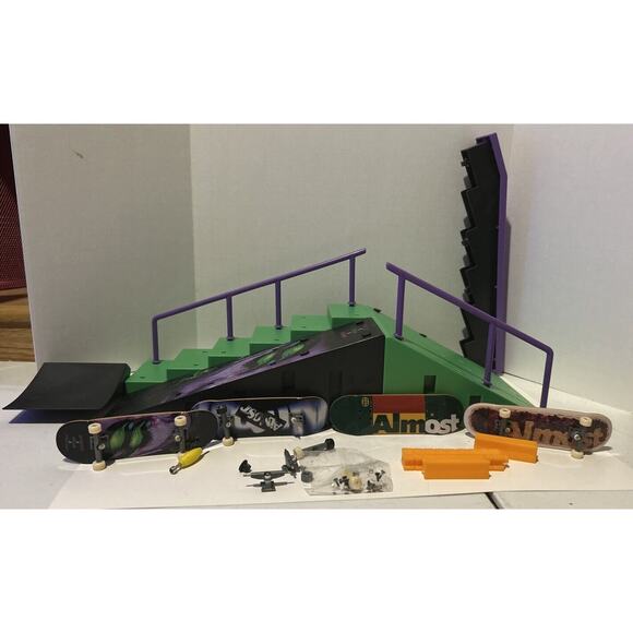 Tech Deck Ramps With Rails, Mini Ramp, (4)‎ Decks With Accessories Wheels - Picture 1 of 9